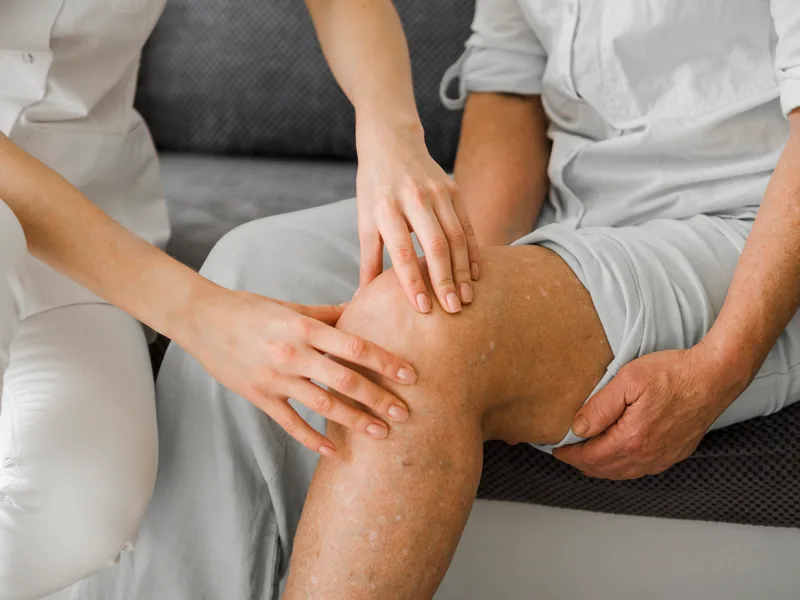 Chiropractic care for knee pain at Camel City Chiropractic in Hudsonville