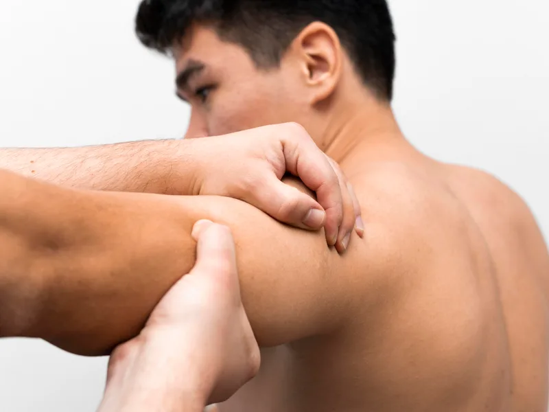Camel City Chiropractic treating shoulder pain in Hudsonville